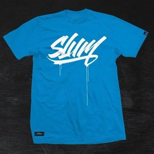 T-shirt azul com etiqueta "Slum Wear Slum".